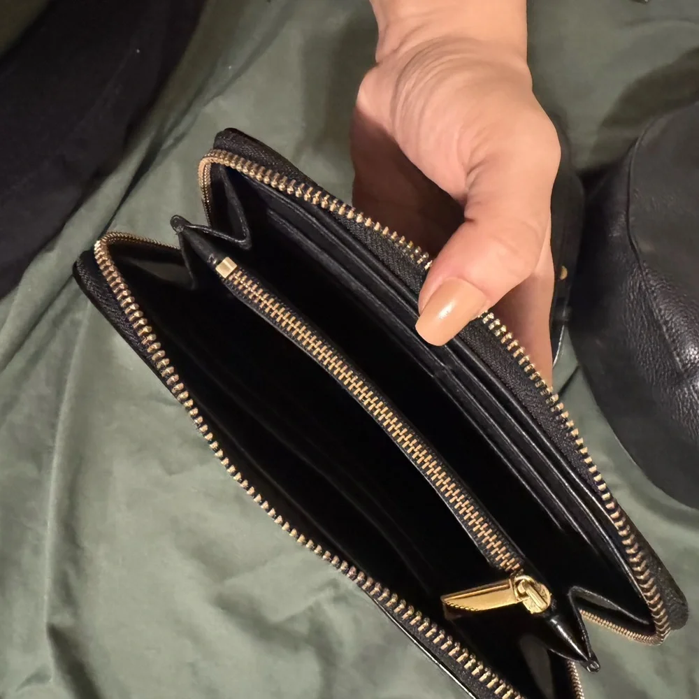 Tory Burch Black Patent Logo Zip Wallet with Gold-Tone Pull - Picture 2 of 3
